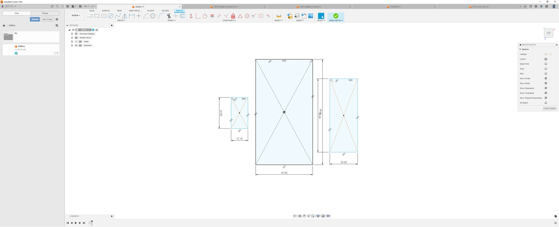 중간의 2구 배터리 홀더를 기준으로 왼쪽 마이크로, 오른쪽 스탠다드 서보모터