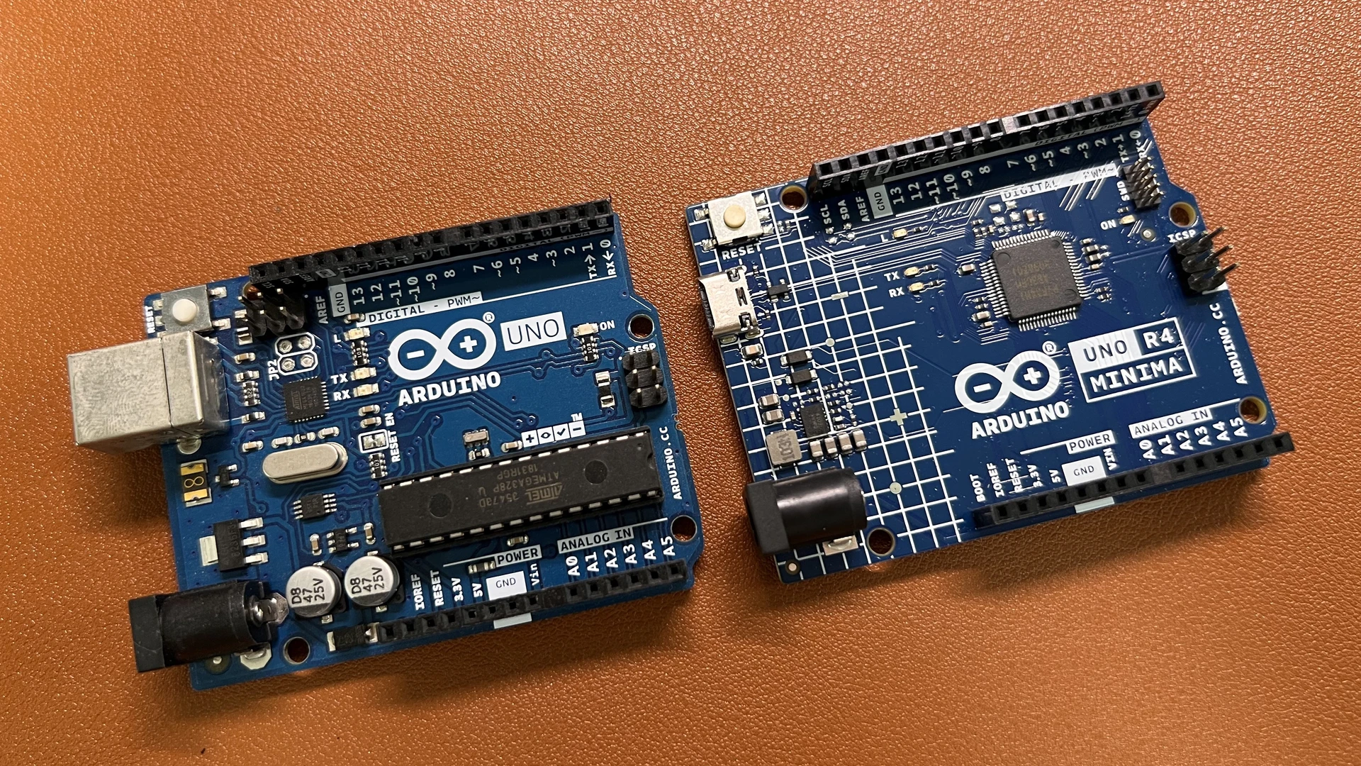 아두이노 우노 R3, R4 외형 비교 - 앞면