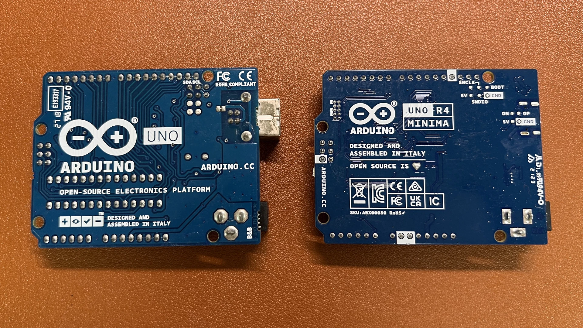 아두이노 우노 R3, R4 외형 비교 - 뒷면
