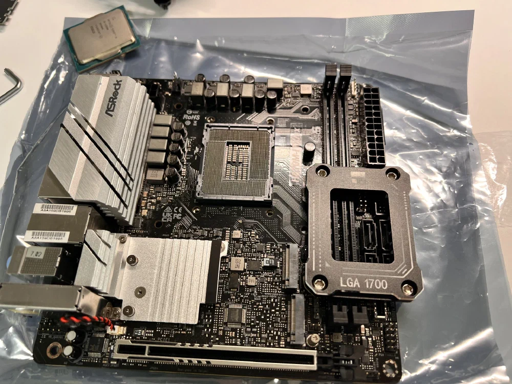ASRock H670M-ITX/ax 메인보드와 소켓가이드