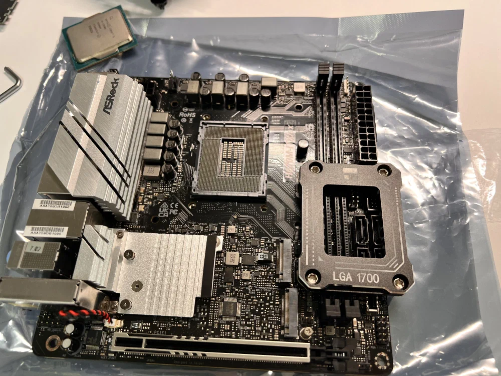 ASRock H670M-ITX/ax 메인보드와 소켓가이드