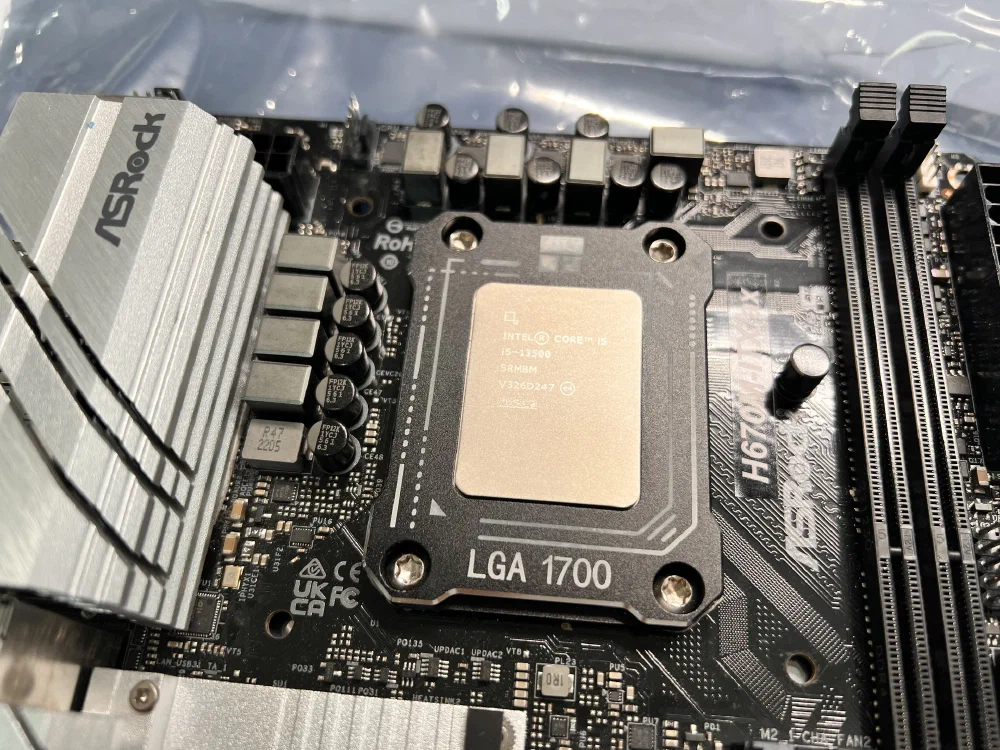 ASRock H670M-ITX/ax 메인보드에 i5-13500 CPU 소켓가이드로 결합