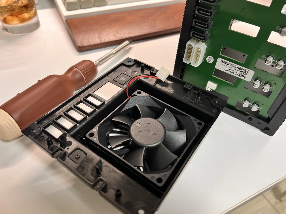 ZhenLoong 5xHDD 베이 녹투아 쿨링팬 개조 모습 1