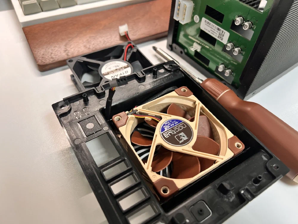 ZhenLoong 5xHDD 베이 녹투아 쿨링팬 개조 모습 2