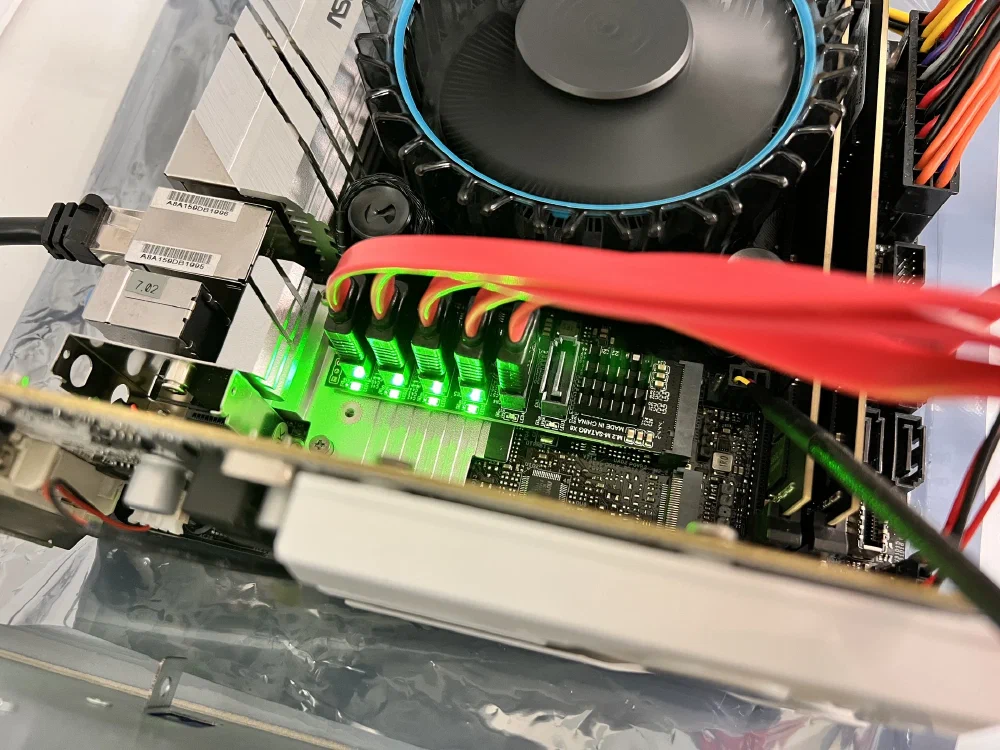 M.2 to 6xHDD 어댑터 작동 장면