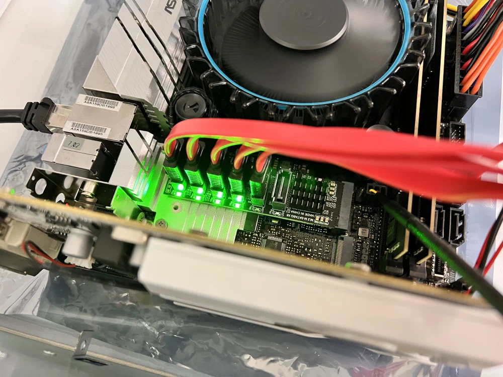 M.2 to 6xHDD 어댑터 작동 장면