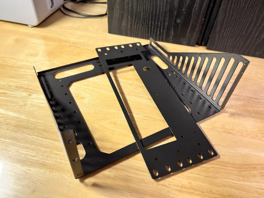 10인치 ITX 메인보드 랙마운트 브라켓 도장 후 모습 1