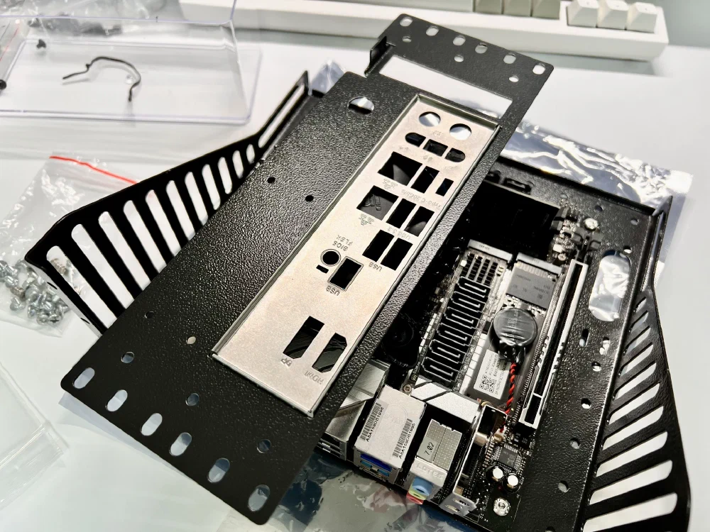 10인치 ITX 메인보드 랙마운트 브라켓 IO 패널 조립