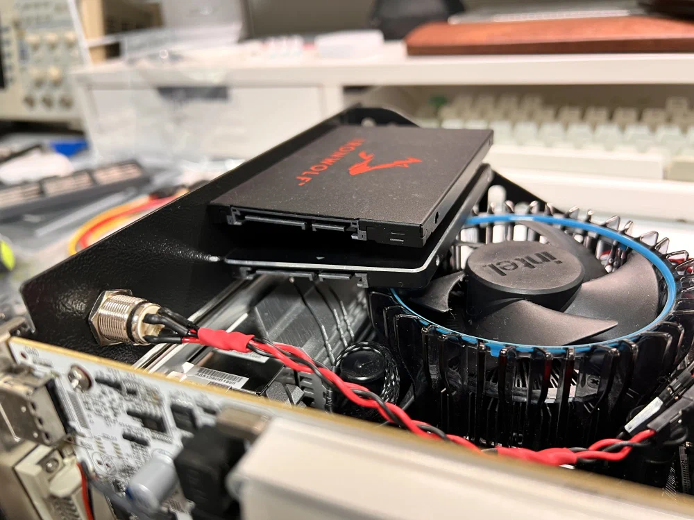 10인치 ITX 메인보드 랙마운트 브라켓 SSD 간섭