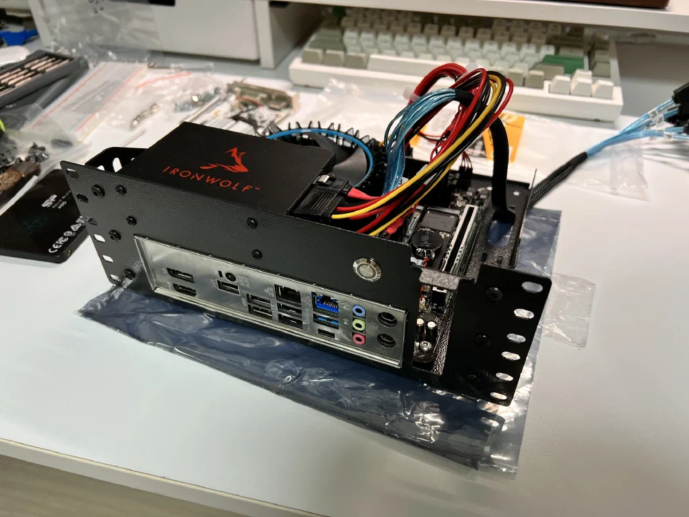 10인치 ITX 메인보드 랙마운트 브라켓 케이블 연결 후 사진 1