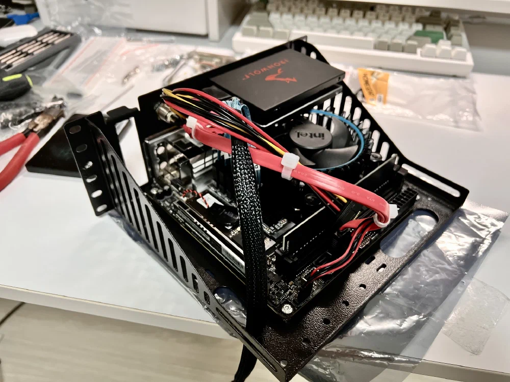 10인치 ITX 메인보드 랙마운트 브라켓 케이블 연결 후 사진 2