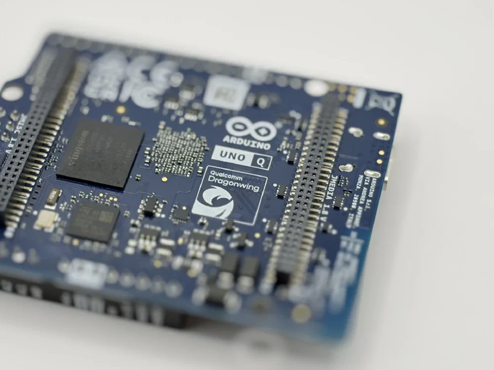 Arduino UNO Q 퀄컴 로고