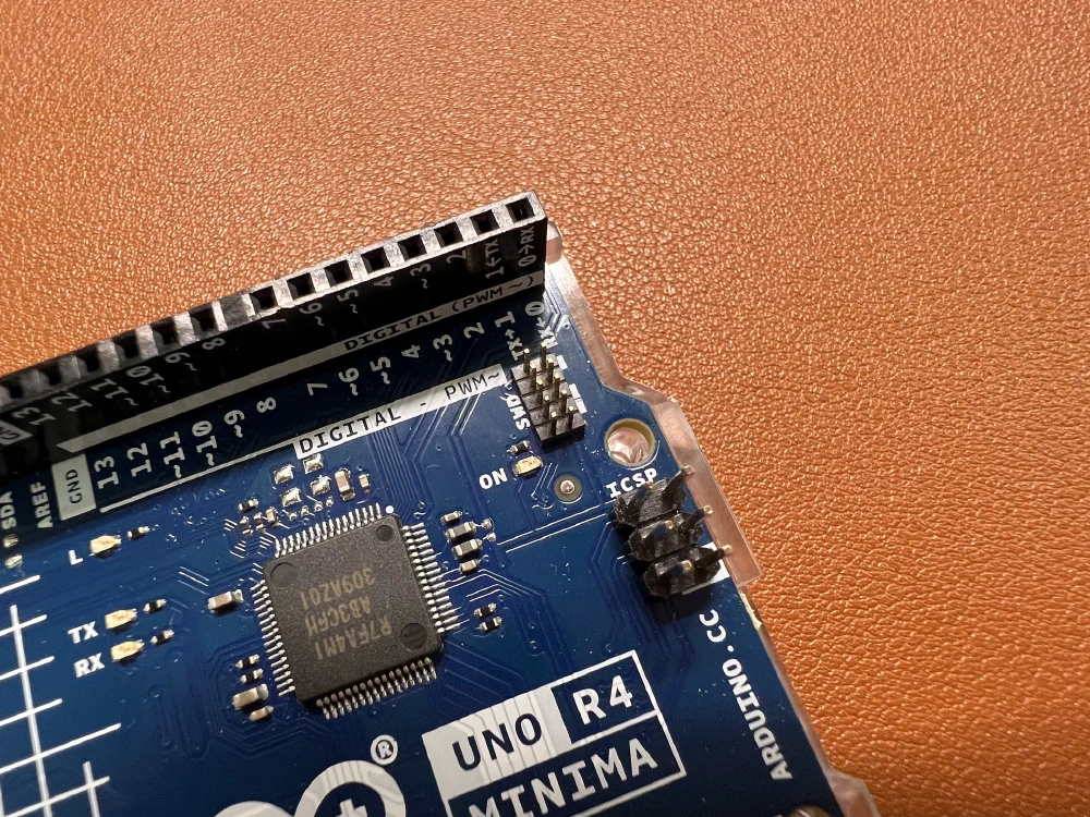 아두이노 우노 R4 디버깅 단자