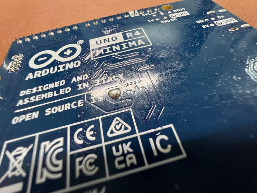 아두이노 우노 R4의 뒷면 하트모양 납구슬