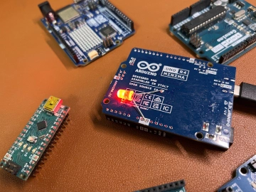 메이커들은 축제 중, Arduino UNO R4 MINIMA 핸즈온