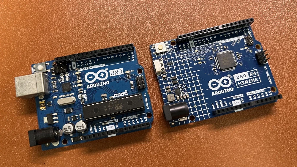 아두이노 우노 R3, R4 외형 비교 - 앞면