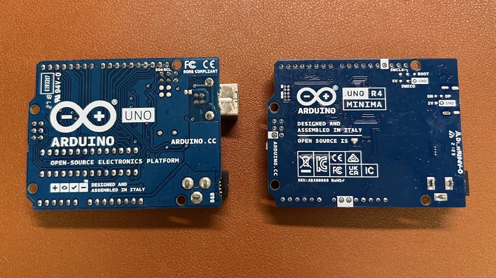 아두이노 우노 R3, R4 외형 비교 - 뒷면
