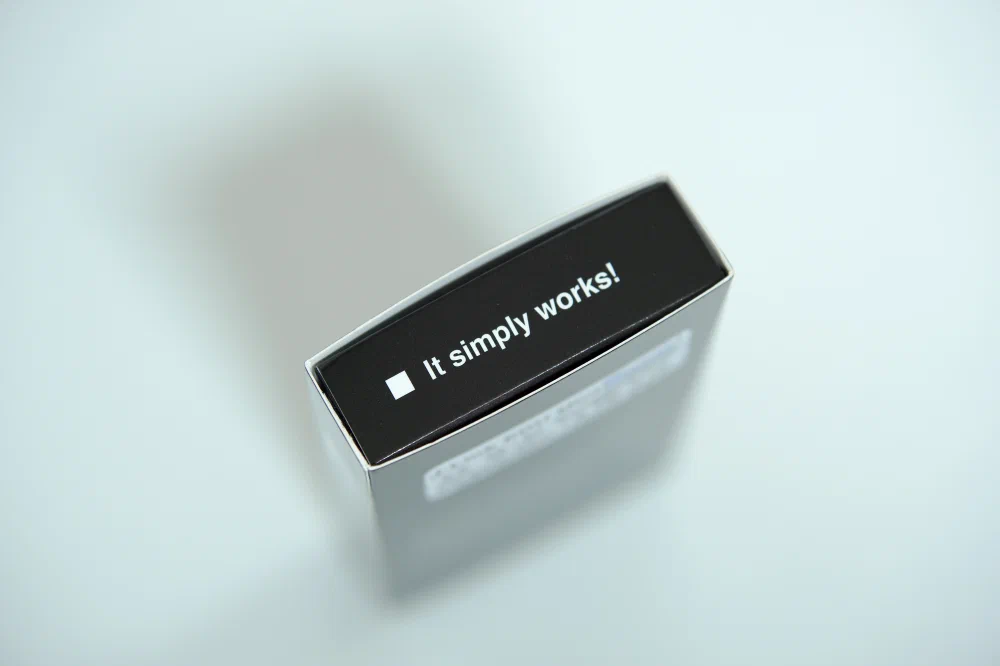 It simply works 문구가 적힌 J-Link EDU Mini 박스 옆면