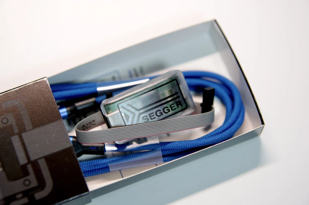 박스 안에 담긴 J-Link EDU Mini V2 본체와 USB C to C 케이블