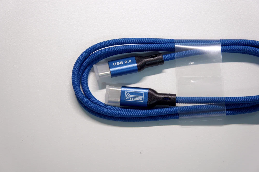 J-Link EDU Mini에 동봉된 파란색 USB C to C 케이블
