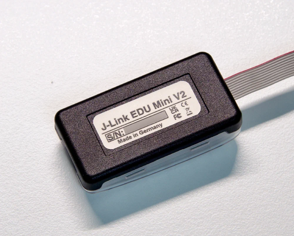 리본 케이블이 연결된 J-Link EDU Mini V2 뒷면 라벨