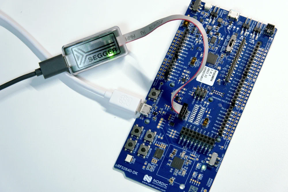 J-Link EDU Mini V2를 nRF52840-DK 디버깅 입력 단자에 연결한 모습