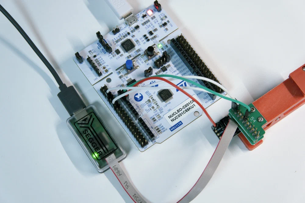 J-Link EDU Mini V2를 NUCLEO-C031C6 보드에 SWD 점퍼선으로 연결한 모습