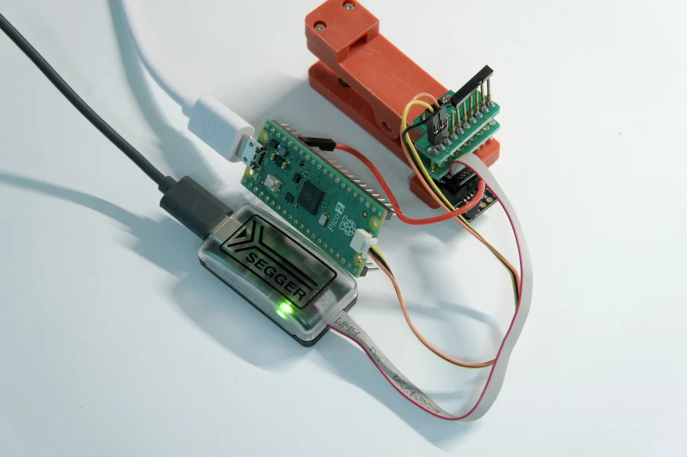 J-Link EDU Mini V2를 Raspberry Pi Pico 2의 RP2350 SWD 핀에 연결한 모습