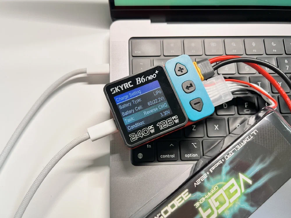 SKYRC B6 Neo Plus PD 출력으로 노트북 충전 1