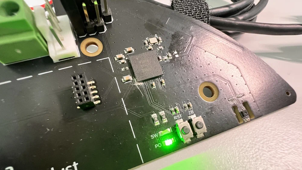 aQFN 패키지를 사용한 Rack Out Of Dust 메인보드