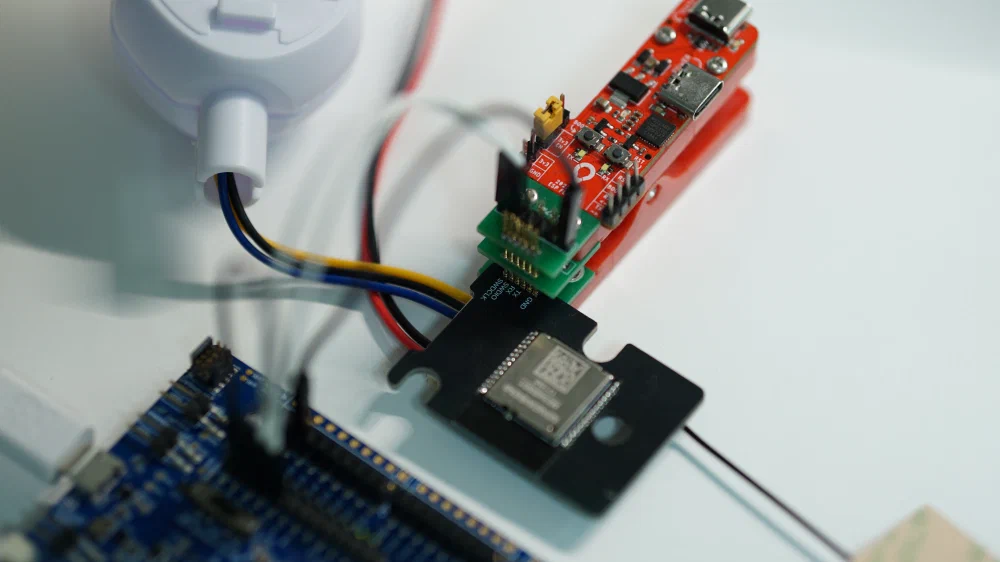 nRF52840 디버거로 스마트 굴비 Matter 메인보드를 테스트하는 모습