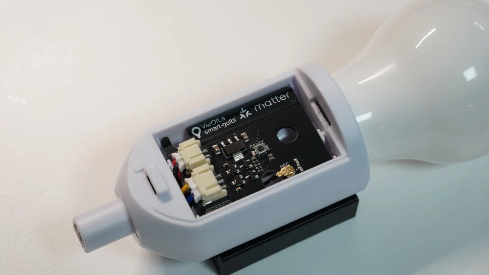스마트 굴비 조명 케이스에 조립한 nRF54L15 Matter 메인보드