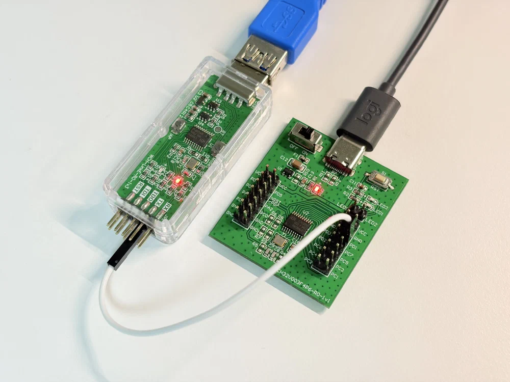 WCH-LinkE를 CH32V003F4P6-EVT-R0 개발보드에 연결한 장면